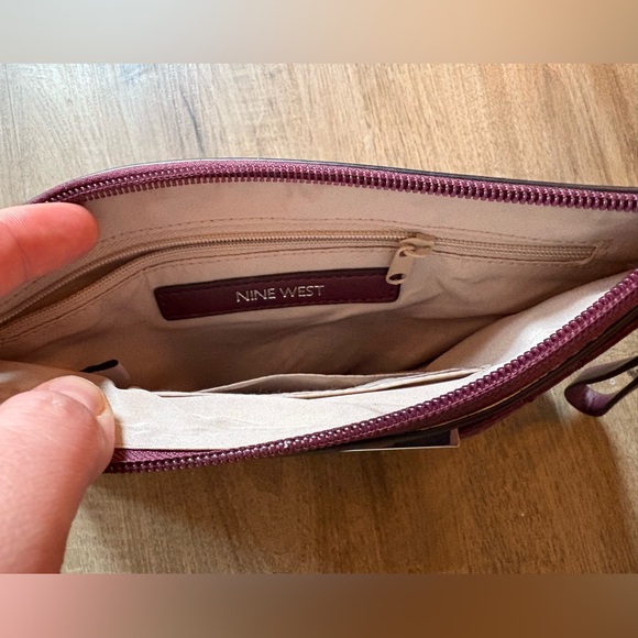 🖤2/$40 NWOT Nine West Burgundy Quilted Clutch - Picture 4 of 4